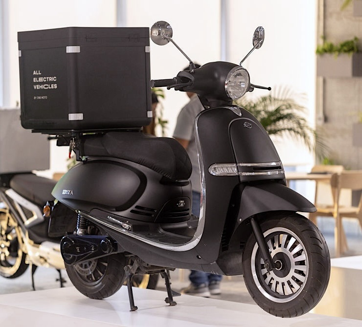 ONE MOTO Byka scooter in showroom